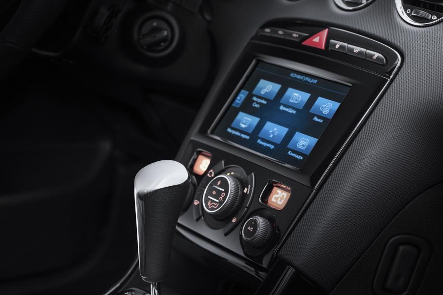 Детали интерьера Peugeot 408 2017 года  (RU) (фото 9 из 20)